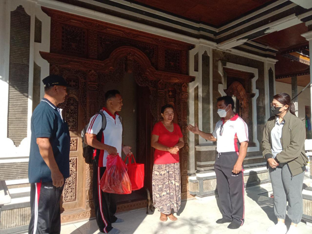 Penyaluran Hasil Panen Kelompok Ketahanan Pangan Desa kepada Warga Penyandang Disabilitas serta Para Veteran di Desa Dalung